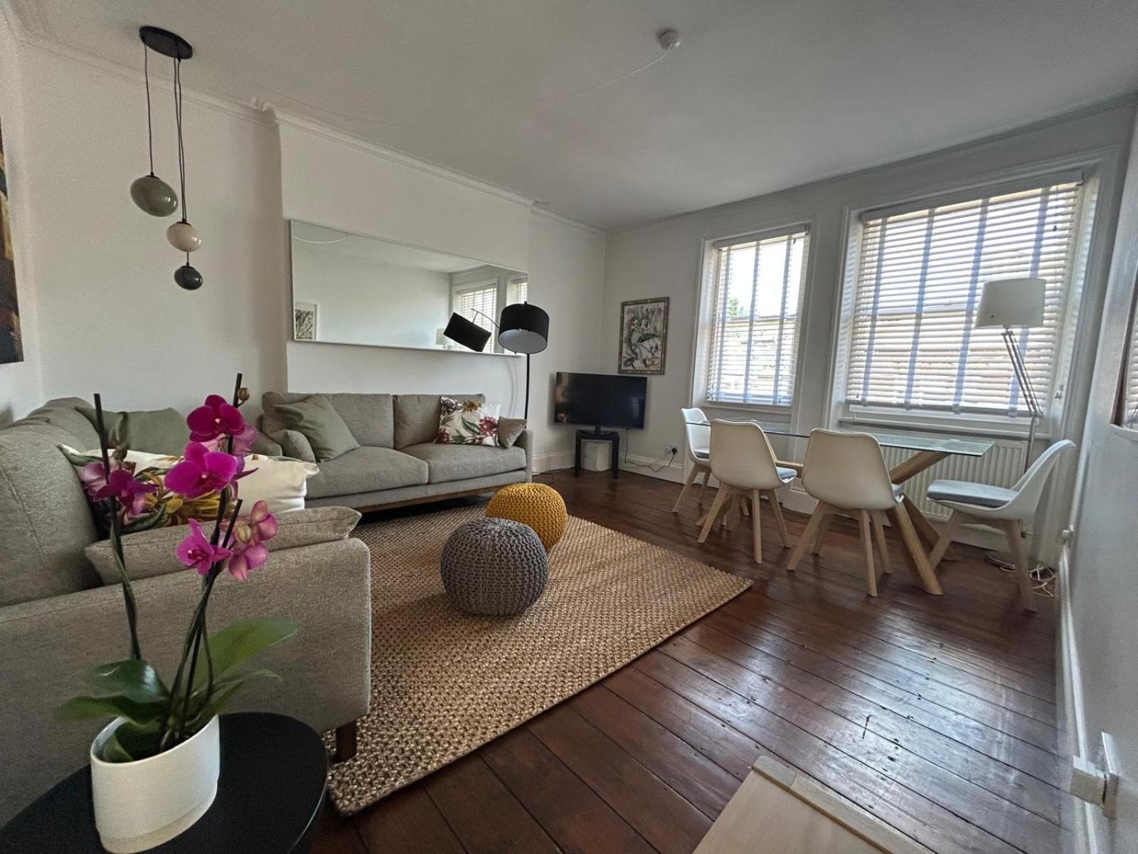 West Kensington 2bed Flat * London